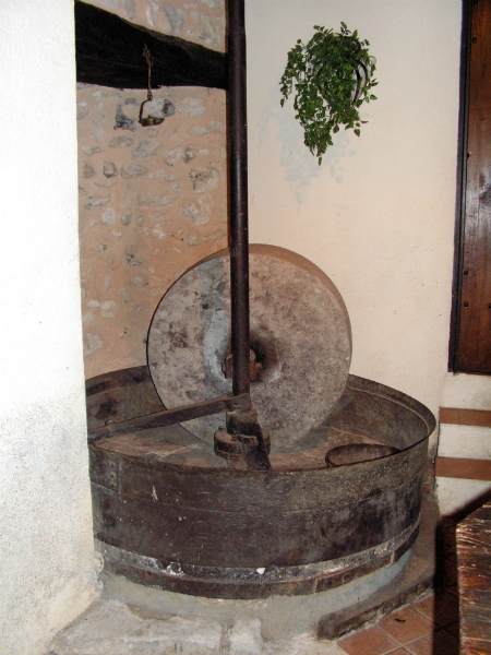 Meule à huile de noix du moulin de taillepetit