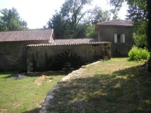 Moulin de l'étang à Saint Just avec sa roue à godets.